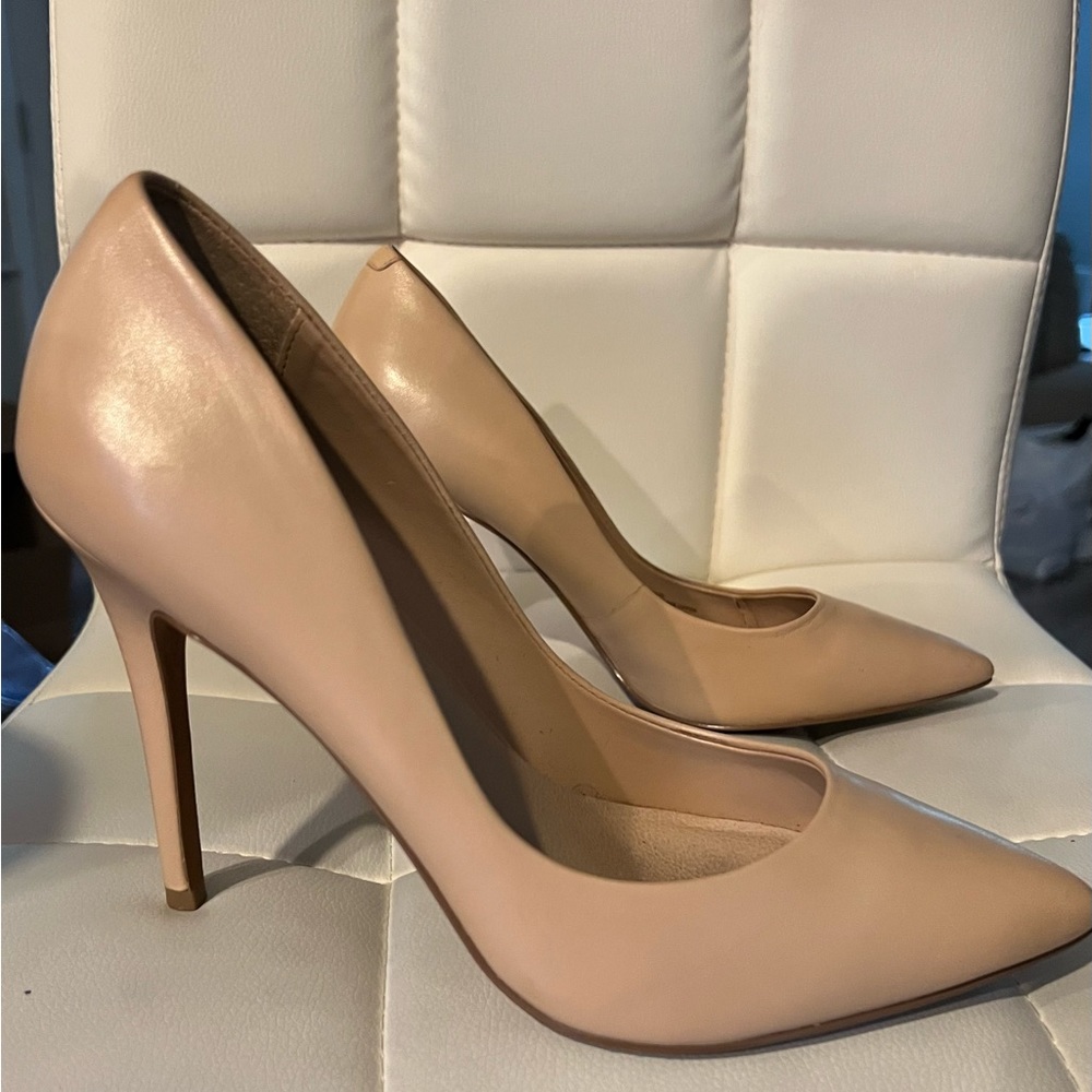 Nude Heel ! Versatile! Amazing price for shoe and condition!